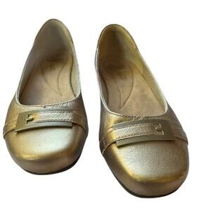 Clarks women’s gold size 10 cushion ballet flats with 1/2 inch heel, buckle toe